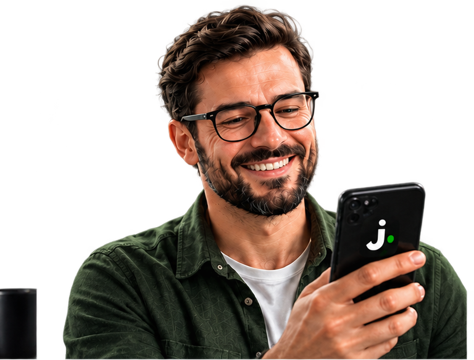 Pessoa sorrindo ao consultar o celular